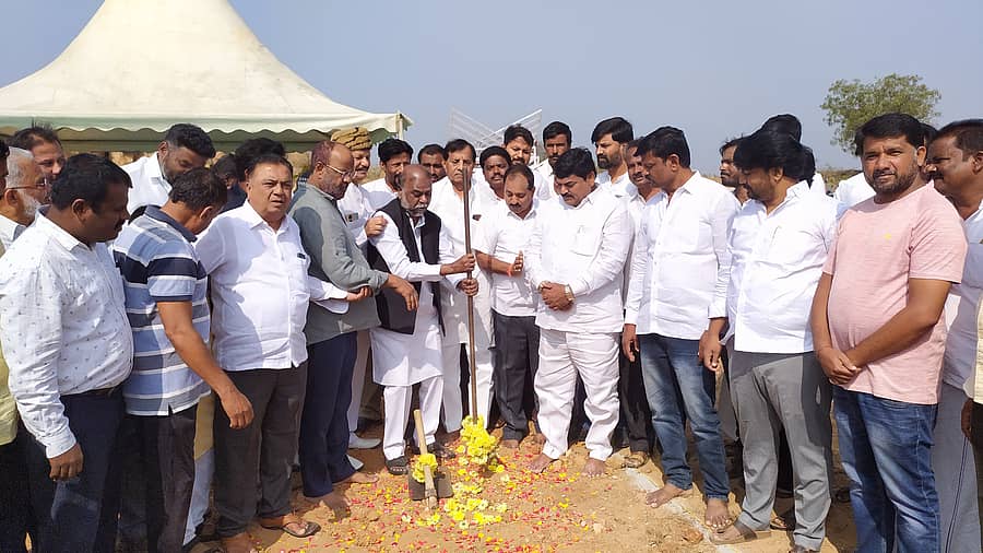 ಚಿತ್ರದುರ್ಗ ನಗರದ ಹೊರವಲಯದ ಮಾದಾರ ಚನ್ನಯ್ಯ ಗುರುಪೀಠದ ಸಮೀಪದದಲ್ಲಿ ಕರ್ನಾಟಕ ಶೋಷಿತ ಸಮುದಾಯಗಳ ಮಹಾ ಒಕ್ಕೂಟದಿಂದ ನಡೆಯುವ ‘ಶೋಷಿತರ ಜಾಗೃತಿ ಸಮಾವೇಶ’ದ ಸಿದ್ಧತೆಗೆ ಸೋಮವಾರ ಮಾಜಿ ಸಚಿವ ಎಚ್.ಆಂಜನೇಯ ಚಾಲನೆ ನೀಡಿದರು