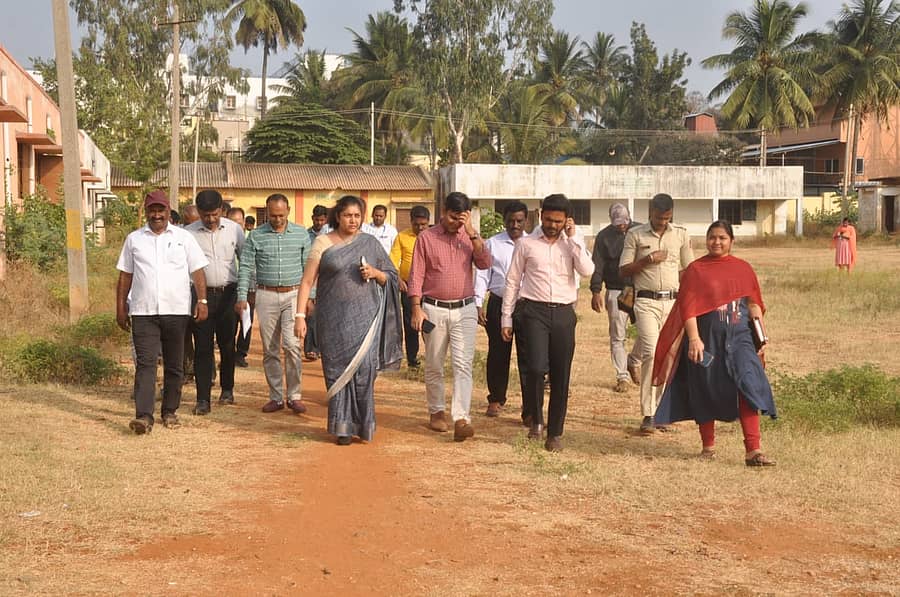 <div class="paragraphs"><p>ಕೊಳ್ಳೇಗಾಲ ನಗರದ ಎಂಜಿಎಸ್ವಿ ಪದವಿಪೂರ್ವ ಕಾಲೇಜಿನಲ್ಲಿ ನಡೆಯುವ ಮೆಗಾ ಆರೋಗ್ಯ ತಪಾಸಣಾ ಶಿಬಿರ ನಡೆಯುವ ಸ್ಥಳವನ್ನು ಜಿಲ್ಲಾಧಿಕಾರಿ ಶಿಲ್ಪನಾಗ್ ವೀಕ್ಷಣೆ ಮಾಡಿದರು</p></div>