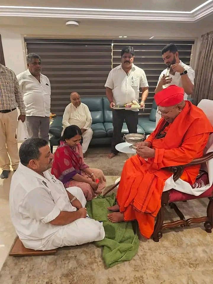 ಬೆಂಗಳೂರಿನ ಸದಾಶಿವನಗರದಲ್ಲಿನ ಸಚಿವ ಎಸ್.ಎಸ್. ಮಲ್ಲಿಕಾರ್ಜುನ ಅವರ ಮನೆಗೆ ತರಳಬಾಳು ಶ್ರೀ ಭೇಟಿ ನೀಡಿದ ಸಂದರ್ಭದಲ್ಲಿ ಕುಟುಂಬ ವರ್ಗದವರು ಗೌರವಿಸಿದರು