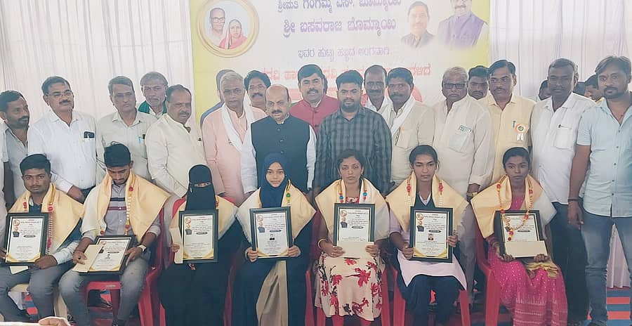 ಗಂಗಮ್ಮತಾಯಿ ಬೊಮ್ಮಾಯಿ ಅವರ ಜನ್ಮ ದಿನಾಚರಣೆ ಅಂಗವಾಗಿ ಶಿಗ್ಗಾವಿ-ಸವಣೂರ ತಾಲ್ಲೂಕಿನ ಪದವಿ ಮತ್ತು ಪದವಿ ಪೂರ್ವ ಕಾಲೇಜಿನ ವಿದ್ಯಾರ್ಥಿಗಳಿಗೆ ಪ್ರತಿಭಾ ಪುರಸ್ಕಾರವನ್ನು ಶಾಸಕ ಬಸವರಾಜ ಬೊಮ್ಮಾಯಿ ನೀಡಿ ಸನ್ಮಾನಿಸಿದರು