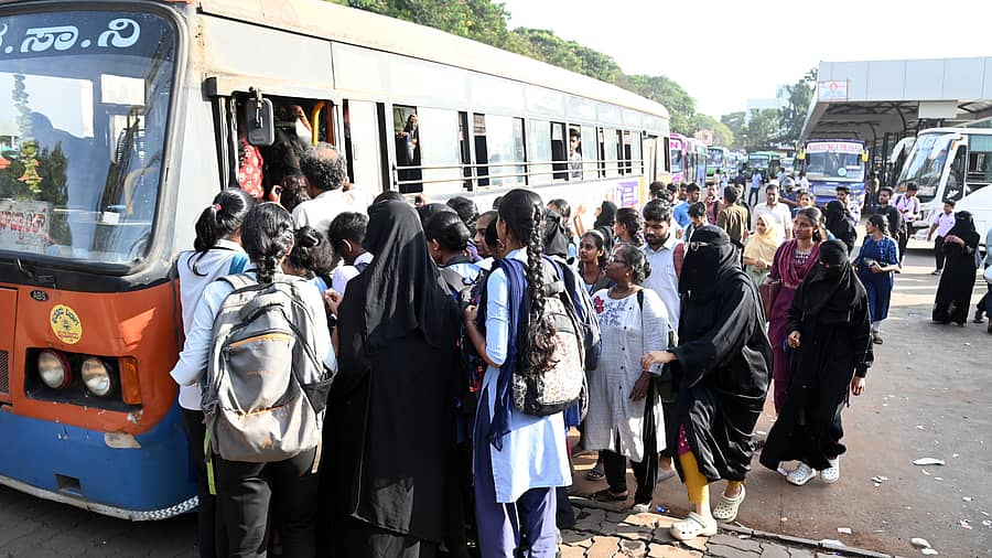 ಬಸ್ ಹತ್ತಲು ವಿದ್ಯಾರ್ಥಿಗಳ ಹರಸಾಹಸ – ಪ್ರಜಾವಾಣಿ ಚಿತ್ರ / ಫಕ್ರುದ್ದೀನ್ ಎಚ್