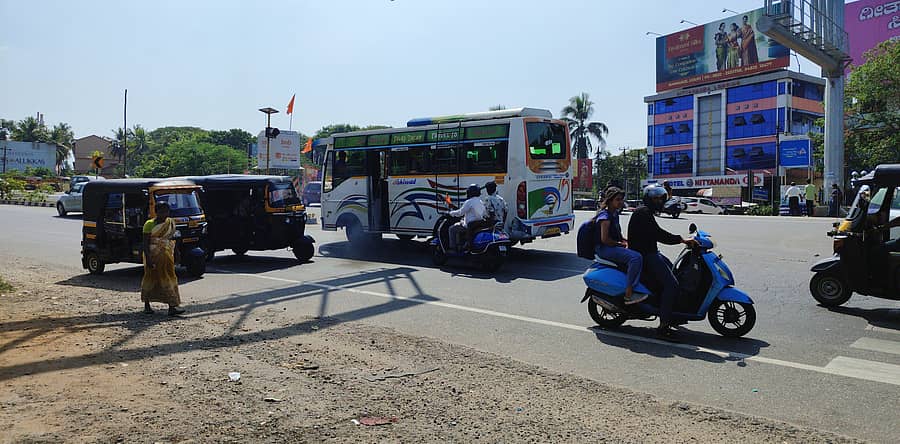 ಉಡುಪಿಯ ಉದ್ಯಾವರ ಜಂಕ್ಷನ್ ಬಳಿಯ ರಾಷ್ಟ್ರೀಯ ಹೆದ್ದಾರಿ 66ರಲ್ಲಿ ಅಡ್ಡಾದಿಡ್ಡಿಯಾಗಿ ಸಂಚರಿಸುತ್ತಿರುವ ವಾಹನಗಳು