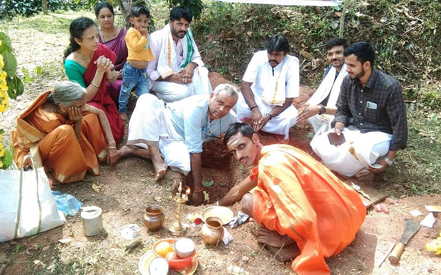 ಬಾಳೆಹೊನ್ನೂರು ಸಮೀಪದ ದೇವಗೋಡು ಗ್ರಾಮದ ಕೆಮ್ಮಣ್ಣು ನೀರ್ಕಟ್ಟುವಿನಲ್ಲಿ ಕಾಮಧೇನು ಗೋಶಾಲೆ ನಿರ್ಮಾಣಕ್ಕೆ ನಾಗೇಶ್ ಆಂಗೀರಸ ಭೂಮಿಪೂಜೆ ನೆರವೇರಿಸಿದರು