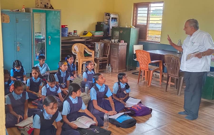 ಬೆಳಗಾವಿ ತಾಲ್ಲೂಕಿನ ನಂದಿಹಳ್ಳಿಯ ಸರ್ಕಾರಿ ಕನ್ನಡ ಹಿರಿಯ ಪ್ರಾಥಮಿಕ ಶಾಲೆಯಲ್ಲಿ ಒಂದೇ ಕೊಠಡಿಯಲ್ಲಿ 4 ಮತ್ತು 6ನೇ ತರಗತಿ ವಿದ್ಯಾರ್ಥಿಗಳಿಗೆ ಶಿಕ್ಷಕರೊಬ್ಬರು ಬೋಧಿಸುತ್ತಿರುವುದು                – ಪ್ರಜಾವಾಣಿ ಚಿತ್ರ: ಇಮಾಮ್‌ಹುಸೇನ್‌ ಗೂಡುನವರ