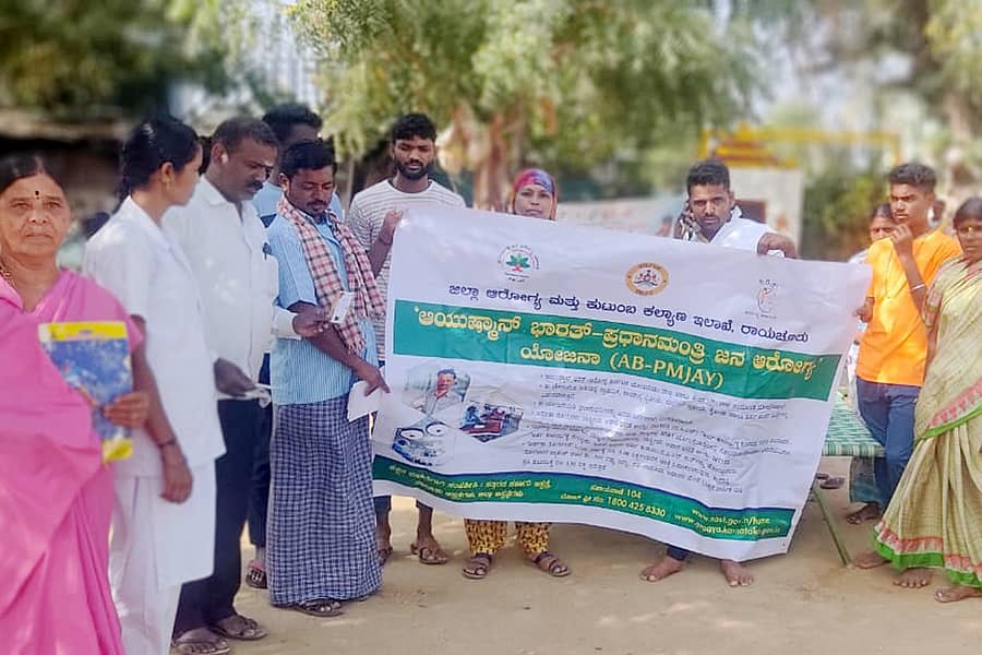 ಕವಿತಾಳ ಸಮೀಪದ ಗಂಗಾನಗರ ಕ್ಯಾಂಪ್ನಲ್ಲಿ ಆರೋಗ್ಯ ಇಲಾಖೆ ಅಧಿಕಾರಿಗಳು ಆಯುಷ್ಮಾನ್ ಭಾರತ ಆರೋಗ್ಯ ಕಾರ್ಡ್ ಕುರಿತು ಜಾಗೃತಿ ಮೂಡಿಸಿದರು