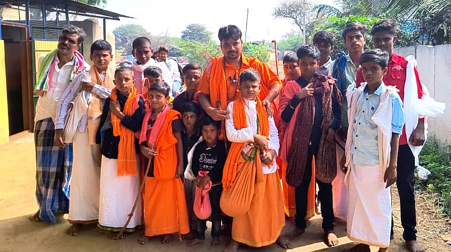 ಮೊಳಕಾಲ್ಮುರು ತಾಲ್ಲೂಕಿನ ಗುಂಡ್ಲೂರು ಗ್ರಾಮದಲ್ಲಿ ಸೋಮವಾರ ಬೇಡ ಜಂಗಮ ಜನಾಂಗದವರು ಸಂಕ್ರಾತಿ ಅಂಗವಾಗಿ ಸಾಂಪ್ರದಾಯಕವಾಗಿ ಭಿಕ್ಷಾಟನೆ ನಡೆಸಿದರು.