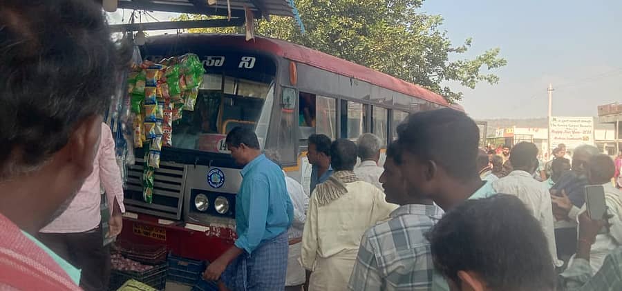 ಅಂಗಡಿಗೆ ನುಗ್ಗಿದ ಸಾರಿಗೆ ಬಸ್ ದ್ವಿಚಕ್ರ ವಾಹನ ಸವಾರನಿಗೆ ಕಾಲು‌ ಮುರಿತ