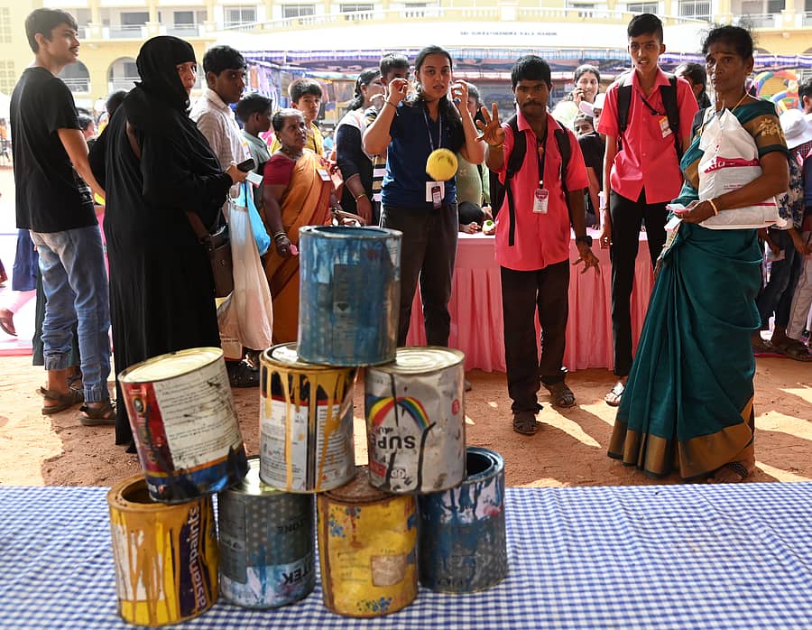 ವಿಶಿಷ್ಟರಿಗಾಗಿ ವಿಶಿಷ್ಟ ಮೇಳದಲ್ಲಿ ಗುರಿ ಇಡುವ ಆಟದ ರಂಜನೆ -ಪ್ರಜಾವಾಣಿ ಚಿತ್ರ