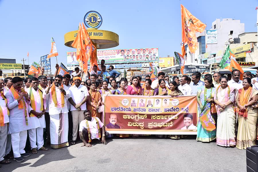 ಮಂಡ್ಯ ಜಿಲ್ಲೆ ಕೆರಗೋಡಿನಲ್ಲಿ ಹನುಮಧ್ವಜವನ್ನು ತೆರವು ಮಾಡಿರುವ ಕಾಂಗ್ರೆಸ್ ಸರ್ಕಾರದ ಕ್ರಮ ಖಂಡಿಸಿ ಬಿಜೆಪಿ ಜಿಲ್ಲಾ ಘಟಕದಿಂದ ಹಾವೇರಿಯಲ್ಲಿ ಪ್ರತಿಭಟನೆ ನಡೆಯಿತು