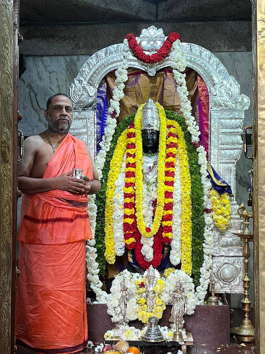 ರಾಯಚೂರಿನ ನೀಲಕಂಠೇಶ್ವರ ನಗರದ ಎನ್‌ಜಿಒ ಕಾಲೊನಿಯ ವೆಂಕಟರಮಣ ದೇವಸ್ಥಾನದಲ್ಲಿ ವಿಶೇಷ ಪೂಜೆ ಸಲ್ಲಿಸಿದ ಸುಬುಧೇಂದ್ರ ತೀರ್ಥರು