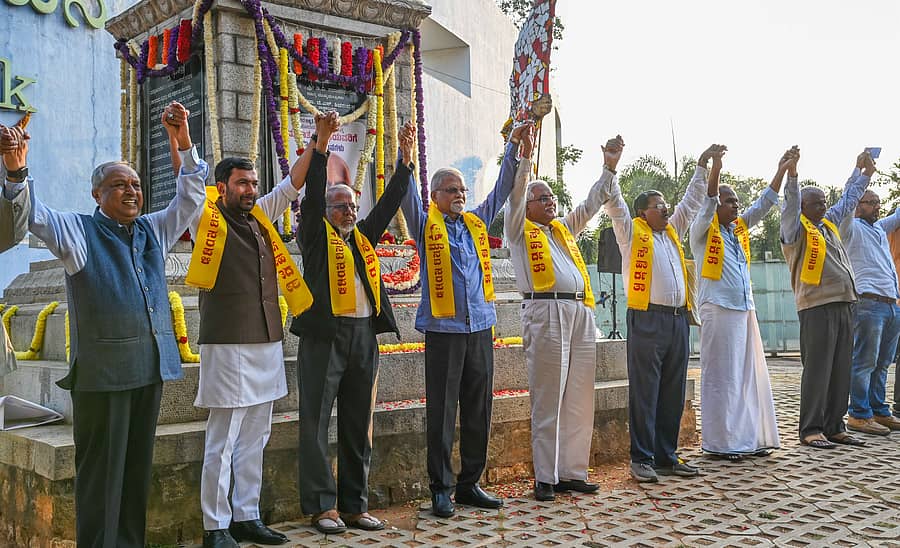 ನಗರದ ಸ್ವಾತಂತ್ರ್ಯ ಉದ್ಯಾನದಲ್ಲಿ ಸೌಹಾರ್ದ ಕರ್ನಾಟಕ ಸಂಘಟನೆಯಿಂದ ಹುತಾತ್ಮ ದಿನದ ಅಂಗವಾಗಿ ಮಂಗಳವಾರ ನಡೆದ ಸೌಹಾರ್ದ ಸಭೆ ಹಾಗೂ ಮಾನವ ಸರಪಳಿ ಅಭಿಯಾನದಲ್ಲಿ ನ್ಯಾ. ಎಚ್.ಎನ್. ನಾಗಮೋಹನದಾಸ್, ಸಲೀಂ ಅಹಮದ್, ಕೆ.ಮರುಳಸಿದ್ಧಪ್ಪ, ಮೂಡ್ನಾಕೂಡು ಚಿನ್ನಸ್ವಾಮಿ, ನ್ಯಾ. ವಿ.ಗೋಪಾಲಗೌಡ ಸೇರಿದಂತೆ ಹಲವರು ಪಾಲ್ಗೊಂಡಿದ್ದರು. – ಪ್ರಜಾವಾಣಿ ಚಿತ್ರ