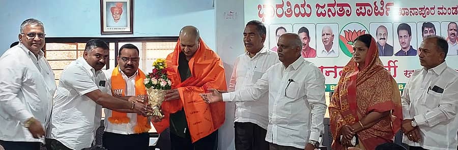 ಖಾನಾಪುರಕ್ಕೆ ಭೇಟಿ ನೀಡಿದ ಸಂಸದ ಅನಂತಕುಮಾರ ಹೆಗಡೆ ಅವರನ್ನು ಬಿಜೆಪಿ ಕಾರ್ಯಾಲಯದಲ್ಲಿ ಶಾಸಕ ವಿಠ್ಠಲ ಹಲಗೇಕರ ಹಾಗೂ ಪಕ್ಷದ ಮುಖಂಡರು ಸನ್ಮಾನಿಸಿದರು