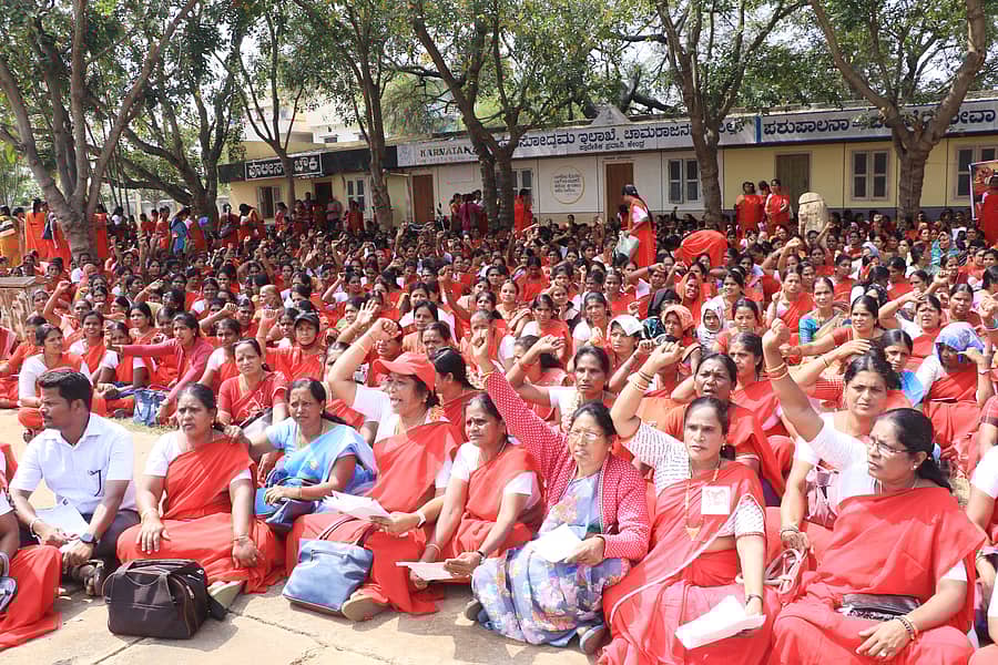 ವಿವಿಧ ಬೇಡಿಕೆಗಳನ್ನು ಈಡೇರಿಸುವಂತೆ ಆಗ್ರಹಿಸಿ ಅಂಗನವಾಡಿ ನೌಕರರು ಚಾಮರಾಜನಗರದ ಜಿಲ್ಲಾಡಳಿತ ಭವನದ ಮುಂಭಾಗ ಮಂಗಳವಾರ ಪ್ರತಿಭಟನೆ ನಡೆಸಿದರು