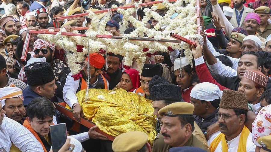 <div class="paragraphs"><p>ಅಜ್ಮೇರ್ನ ಖ್ವಾಜಾ ಮೊಯಿನುದ್ದೀನ್ ಚಿಶ್ತಿ ದರ್ಗಾಕ್ಕೆ ಶನಿವಾರ ಭೇಟಿ ನೀಡಿದ ಜಮಾಲ್ ಸಿದ್ಧಿಕಿ ಅವರು ಪ್ರಧಾನಿ ನರೇಂದ್ರ ಮೋದಿ ನೀಡಿದ ಪವಿತ್ರ ಚಾದರ್ ಸಮರ್ಪಿಸಿದರು</p></div>