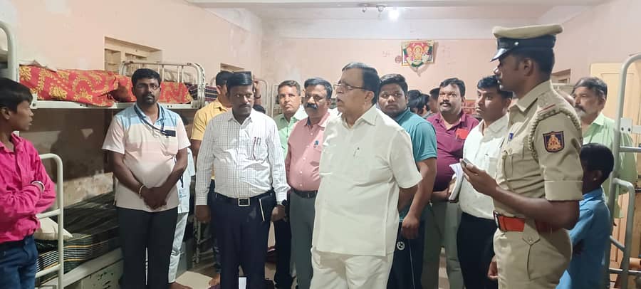 ಮಧುಗಿರಿಯ ಬಾಲಕರ ವಸತಿ ನಿಲಯಕ್ಕೆ ಸಹಕಾರ ಸಚಿವ ಕೆ.ಎನ್.ರಾಜಣ್ಣ ಭೇಟಿ ನೀಡಿ ಪರಿಶೀಲಿಸಿದರು