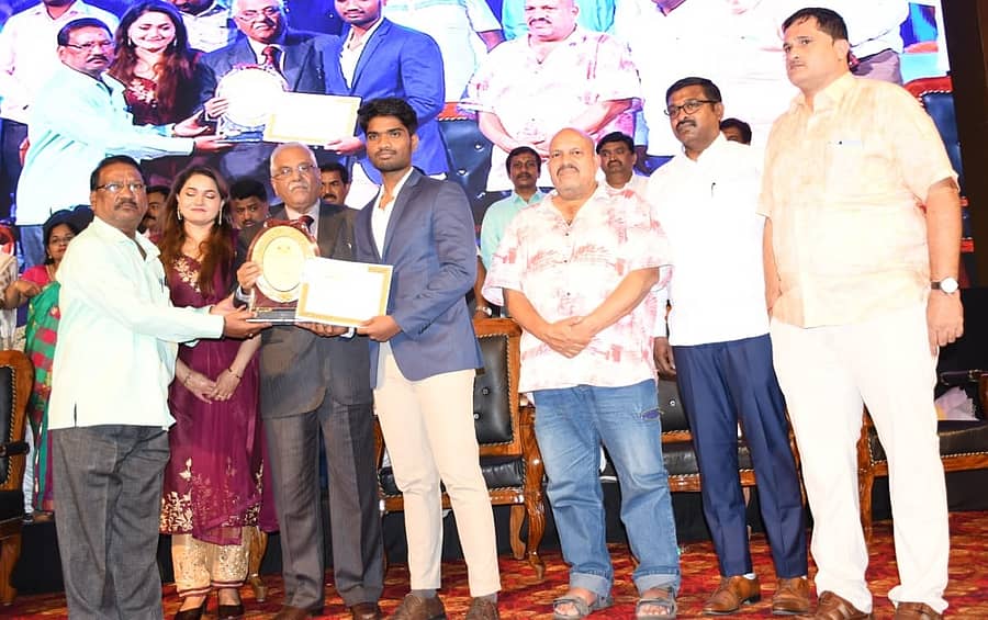 ಬಿಬಿಎಂಪಿ ನೌಕರರ ಸಹಕಾರ ಸಂಘದ 110ನೇ ಸಂಸ್ಥಾಪನಾ ದಿನದ ಕಾರ್ಯಕ್ರಮದಲ್ಲಿ ಸುಪ್ರೀಂ ಕೋರ್ಟ್‌ ನಿವೃತ್ತ ನ್ಯಾಯಮೂರ್ತಿ ವಿ. ಗೋಪಾಲಗೌಡ ಮಕ್ಕಳಿಗೆ ಪ್ರತಿಭಾ ಪುರಸ್ಕಾರ  ಪ್ರದಾನ ಮಾಡಿದರು