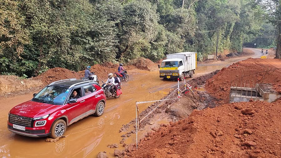 ಬೆಳ್ತಂಗಡಿ ತಾಲ್ಲೂಕಿನಲ್ಲಿ ಸುರಿದ ಭಾರಿ ಮಳೆ ಆಗಿದ್ದು, ರಾಷ್ಟ್ರೀಯ ಹೆದ್ದಾರಿ ಅಭಿವೃದ್ಧಿ ಕಾಮಗಾರಿಯೂ ನಡೆಯುತ್ತಿರುವುದರಿಂದ ರಸ್ತೆ ಕೆಸರುಮಯವಾಗಿ ವಾಹನ ಸವಾರರು ಪರದಾಟ ನಡೆಸುವಂತಾಯಿತು