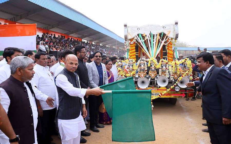 ರಾಯಚೂರಿನ ಮಹಾತ್ಮ ಗಾಂಧಿ ಜಿಲ್ಲಾ ಕ್ರೀಡಾಂಗಣದಲ್ಲಿ ಶುಕ್ರವಾರ ಸಂವಿಧಾನ ಜಾಗೃತಿ ಜಾಥಾಕ್ಕೆ ಜಿಲ್ಲಾ ಉಸ್ತುವಾರಿ ಸಚಿವ ಡಾ.ಶರಣಪ್ರಕಾಶ ಪಾಟೀಲ ಚಾಲನೆ ನೀಡಿದರು