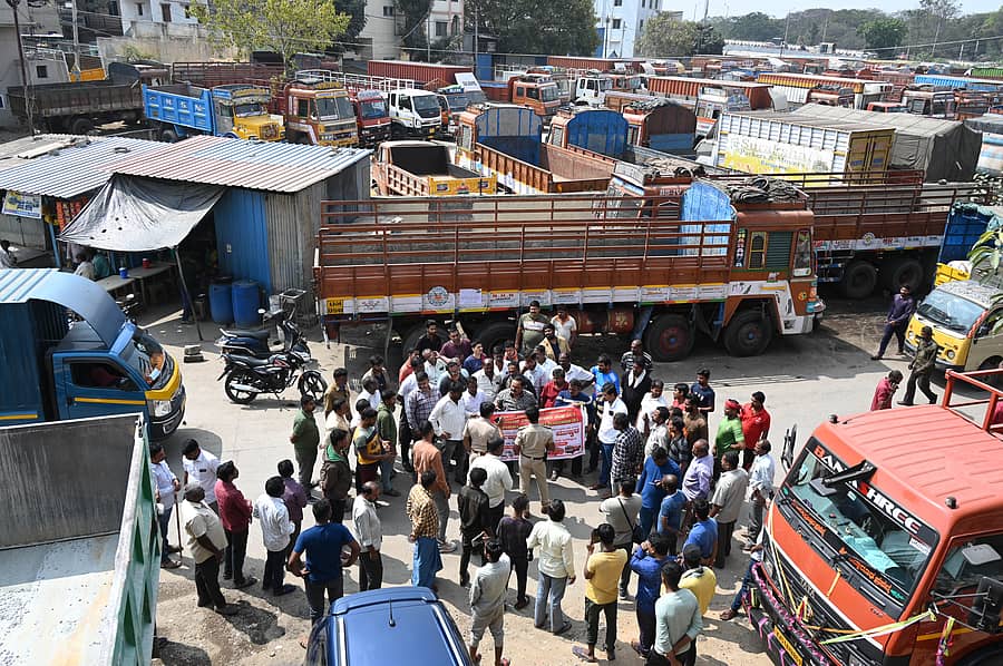 ನಗರದ ಯಶವಂತಪುರ ಎಪಿಎಂಸಿ ಮಾರುಕಟ್ಟೆಯಲ್ಲಿ ಸರಕು ಸಾಗಣೆ ಲಾರಿಗಳು ನಿಲ್ಲಿಸಿ ಲಾರಿ ಚಾಲಕರು ಮತ್ತು ಮಾಲೀಕರು ಪ್ರತಿಭಟನೆ ಮಾಡಿದರು. ಪ್ರಜಾವಾಣಿ ಚಿತ್ರ