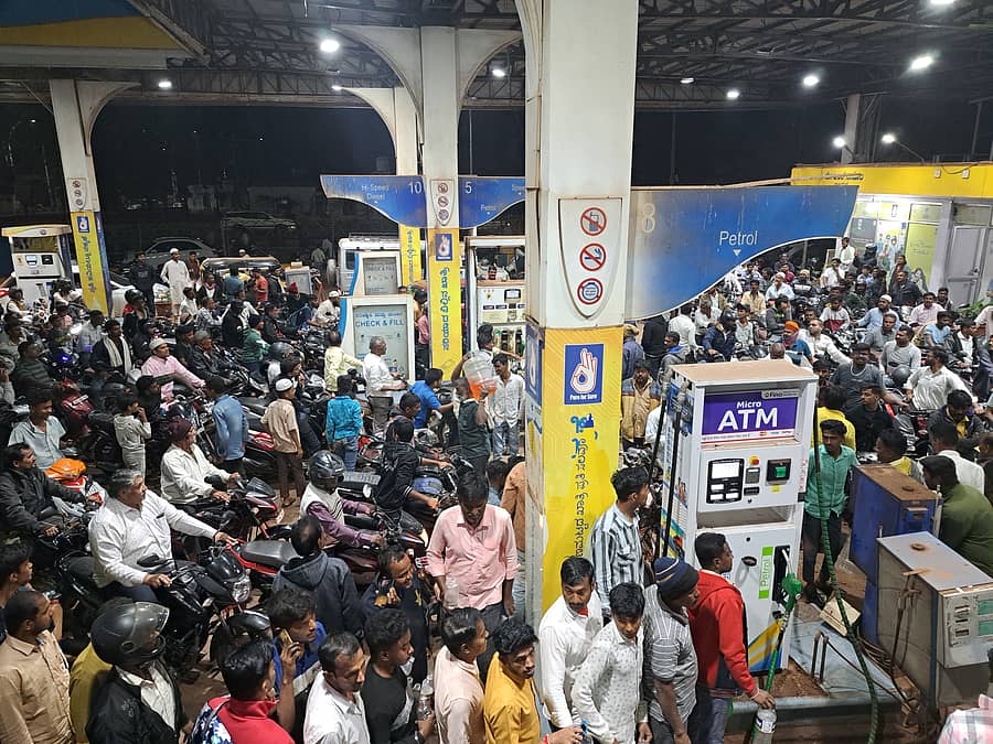 ಬೀದರ್ನ ಸಿಂದೋಲ್ ಪೆಟ್ರೋಲ್ ಬಂಕ್ನಲ್ಲಿ ಮಂಗಳವಾರ ಪೆಟ್ರೋಲ್ ಹಾಕಿಸಿಕೊಳ್ಳಲು ಜನ ಮುಗಿಬಿದ್ದಿದ್ದರು