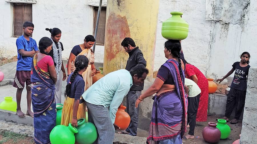 ಕವಿತಾಳ ಕಲ್ಮಠದ ಹತ್ತಿರ ಸೋಮವಾರ ಜನರು ನೀರಿಗಾಗಿ ಪರದಾಡುತ್ತಿರುವುದು