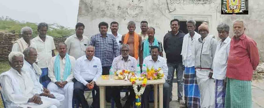 ಹಿರಿಯೂರು ತಾಲ್ಲೂಕಿನ ಯರದಕಟ್ಟೆ ಗ್ರಾಮದಲ್ಲಿ ಗುರುವಾರ ಮುಜರಾಯಿ ಇಲಾಖೆಯ ಉಪತಹಶೀಲ್ದಾರ್ ಮಂಜಪ್ಪ ಅಧ್ಯಕ್ಷತೆಯಲ್ಲಿ ಚೋಳರ ಕಾಲದ ಶ್ರೀರಂಗನಾಥ ಸ್ವಾಮಿ ದೇವಾಲಯದ ಜೀರ್ಣೋದ್ಧಾರಕ್ಕೆಂದು ನೂತನ ಸಮಿತಿ ರಚನಾ ಸಭೆ ನಡೆಯಿತು.