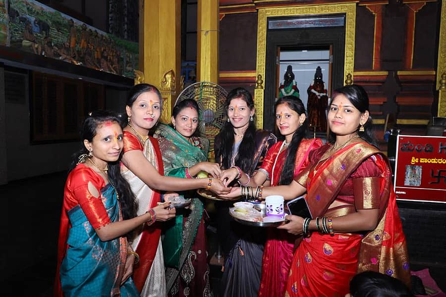 ರಾಯಚೂರಿನ ನಗರೇಶ್ವರ ದೇವಸ್ಥಾನದಲ್ಲಿ ಮಹಿಳೆಯರು ಪರಸ್ಪರ ಎಳ್ಳು–ಬೆಲ್ಲ ವಿತರಿಸಿ ಶುಭ ಕೋರಿದರು