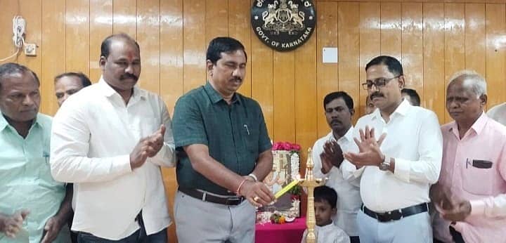 ಬೀದರ್ನಲ್ಲಿ ಸೋಮವಾರ ಏರ್ಪಡಿಸಿದ್ದ ವಿಶ್ವಕರ್ಮ ಅಮರಶಿಲ್ಪಿ ಜಕಣಾಚಾರಿ ಸಂಸ್ಮರಣ ದಿನವನ್ನು ಜಿಲ್ಲಾಧಿಕಾರಿ ಗೋವಿಂದ ರೆಡ್ಡಿ ಉದ್ಘಾಟಿಸಿದರು