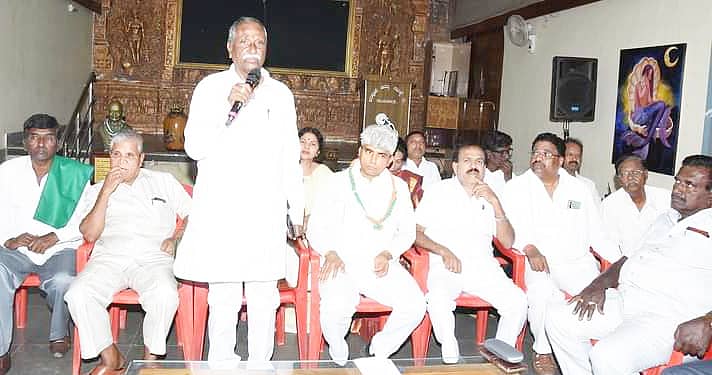 ತುಮಕೂರಿನಲ್ಲಿ ಬುಧವಾರ ನಡೆದ ಸಭೆಯಲ್ಲಿ ಮಾಜಿ ಶಾಸಕ ಗಂಗಹನುಮಯ್ಯ ಮಾತನಾಡಿದರು. ಮುಖಂಡರಾದ ಲಕ್ಕಪ್ಪ, ಷಣ್ಮುಖಪ್ಪ, ಮುರಳೀಧರ ಹಾಲಪ್ಪ ಇತರರು ಉಪಸ್ಥಿತರಿದ್ದರು