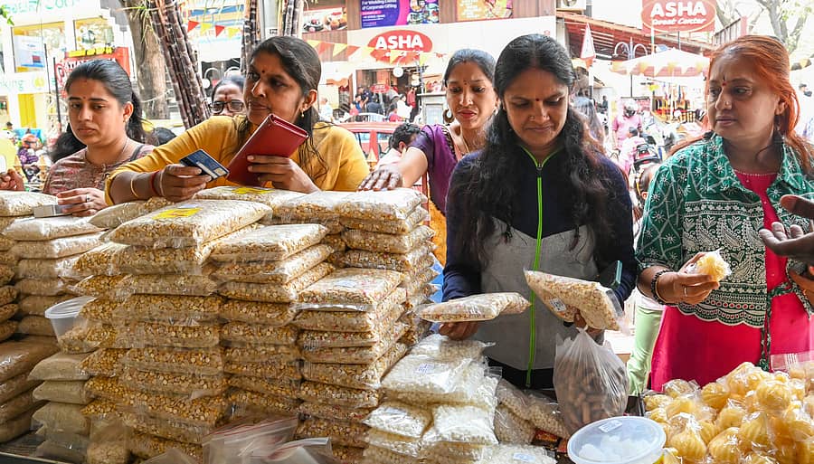 <div class="paragraphs"><p>ಸಂಕ್ರಾಂತಿ ಹಬ್ಬದ ಅಂಗವಾಗಿ ನಗರದ ಗಾಂಧಿಬಜಾರ್ನಲ್ಲಿ ಮಹಿಳೆಯರು ಎಳ್ಳು, ಬೆಲ್ಲ, ಸಕ್ಕರೆ ಅಚ್ಚುಗಳನ್ನು ಖರೀದಿಸಿದರು </p></div>