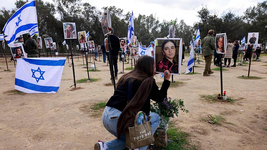 ಇಸ್ರೇಲ್–ಹಮಾಸ್ ಬಂಡುಕೋರರ ಸಂಘರ್ಷ 100ನೇ ದಿನಕ್ಕೆ ಕಾಲಿರಿಸಿದ್ದು, ಹಮಾಸ್ನ ವಶದಲ್ಲಿರುವ ಒತ್ತೆಯಾಳುಗಳು ಅಥವಾ ಸಂಘರ್ಷದಲ್ಲಿ ಮೃತಪಟ್ಟವರ ಭಾವಚಿತ್ರಗಳನ್ನು ಇಸ್ರೇಲ್ನ ಕಿಬುಟ್ಜ್ ರೀಮ್ನಲ್ಲಿ ಪ್ರದರ್ಶಿಸಲಾಗಿತ್ತು. ಭಾವಚಿತ್ರವೊಂದರ ಮೇಲೆ ಯುವತಿಯೊಬ್ಬರು ಸಹಿ ಹಾಕಿದರು –ಎಎಫ್ಪಿ ಚಿತ್ರ