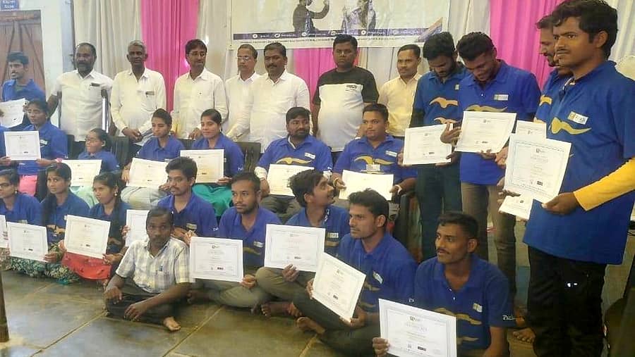 ಇಳಕಲ್‌ನ ಆಶಾದೀಪ ಅಂಗವಿಕಲರ ಸರ್ವ ಅಭಿವೃದ್ದಿ ಸೇವಾ ಸಂಸ್ಥೆ ಹಾಗೂ ಟ್ರೆನ್ ಸಂಸ್ಥೆಯ ಸಹಯೋಗದಲ್ಲಿ ಗುರುವಾರ ಕಂಪ್ಯೂಟರ್ ತರಬೇತಿ ಪಡೆದ ಅಂಗವಿಕಲರಿಗೆ ಪ್ರಮಾಣ ಪತ್ರ ವಿತರಿಸಲಾಯಿತು
