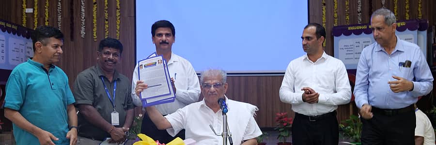 ಶುದ್ಧ ಜಲ ಅಭಿಯಾನದ ಕರಪತ್ರವನ್ನು ಧರ್ಮಸ್ಥಳ ಧರ್ಮಾಧಿಕಾರಿ ಡಿ. ವಿರೇಂದ್ರ ಹೆಗ್ಗಡೆ ಬಿಡುಗಡೆ ಮಾಡಿದರು