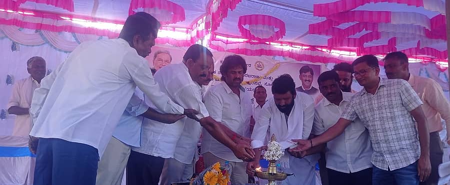 ಸೊರಬ ಪುರಸಭೆ ವ್ಯಾಪ್ತಿಯ ಕೊಡಕಣಿ ಗ್ರಾಮದಲ್ಲಿ ಕುಡಿಯುವ ನೀರಿನ ಯೋಜನೆಯ ಭೂಮಿ ಪೂಜೆ ಕಾರ್ಯಕ್ರಮವನ್ನು ಸಚಿವ ಮಧು ಬಂಗಾರಪ್ಪ ಉದ್ಘಾಸಿದರು