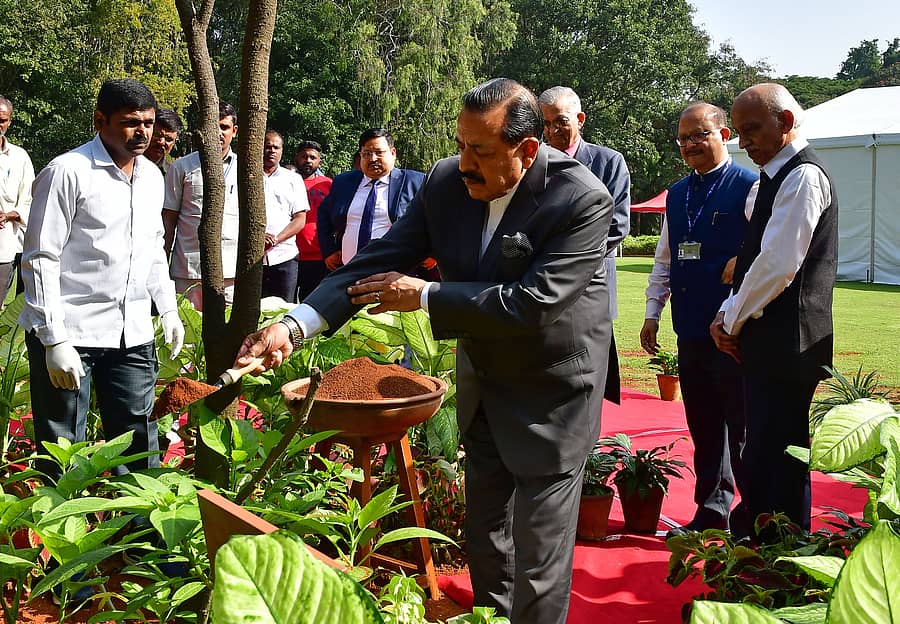 ರಾಮನ್ ರೀಸರ್ಚ್ ಇನ್ಸ್ಟಿಟ್ಯೂಟ್ನಲ್ಲಿ ಮಂಗಳವಾರ ಕೇಂದ್ರ ವಿಜ್ಞಾನ ಮತ್ತು ತಂತ್ರಜ್ಞಾನ ಖಾತೆ ರಾಜ್ಯ ಸಚಿವ ಜಿತೇಂದ್ರ ಸಿಂಗ್ ಅವರು ವಿಜ್ಞಾನಿ ಸಿ.ವಿ. ರಾಮನ್ ಅವರ ಸಮಾಧಿ ಸ್ಥಳದಲ್ಲಿ ಗಿಡ ನೆಟ್ಟರು. ಅನಿಲ್ ಕಾಕೋಡ್ಕರ್, ಎ.ಎಸ್.ಕಿರಣ್ ಕುಮಾರ್ ಭಾಗವಹಿಸಿದ್ದರು –ಪ್ರಜಾವಾಣಿ ಚಿತ್ರ