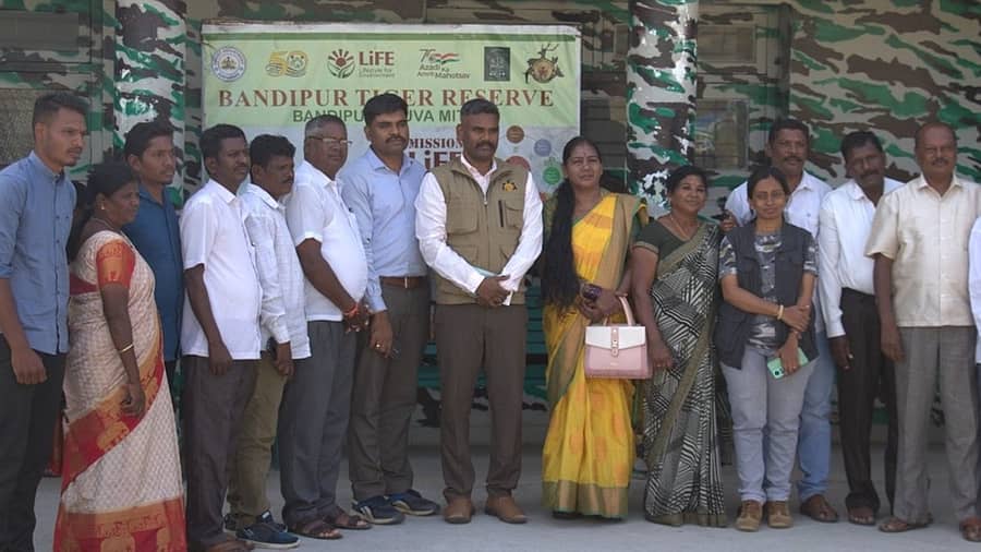 ಬಂಡೀಪುರದಲ್ಲಿ ಶನಿವಾರ ನಡೆದ ಸಭೆಯ ಬಳಿಕ ಅರಣ್ಯ ಇಲಾಖೆ ಅಧಿಕಾರಿಗಳು ಮತ್ತು ಆದಿವಾಸಿ ಮುಖಂಡರು ಒಟ್ಟಿಗೆ ಕಾಣಿಸಿಕೊಂಡರು