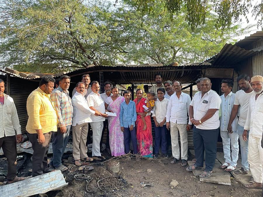 ಅಫಜಲಪುರ ತಾಲ್ಲೂಕಿನ ಅತನೂರು ಗ್ರಾಮದಲ್ಲಿ ಗುರುವಾರ ಅಡುಗೆ ಅನಿಲ ಸೋರಿಕೆಯಾಗಿ ಮನೆ ಭಸ್ಮವಾಗಿದ್ದರಿಂದ ಕೆಪಿಸಿಸಿ ಸದಸ್ಯ ಅರುಣ್ ಕುಮಾರ್ ಪಾಟೀಲ್ ವೈಯಕ್ತಿಕ ಪರಿಹಾರ ನೀಡಿದರು