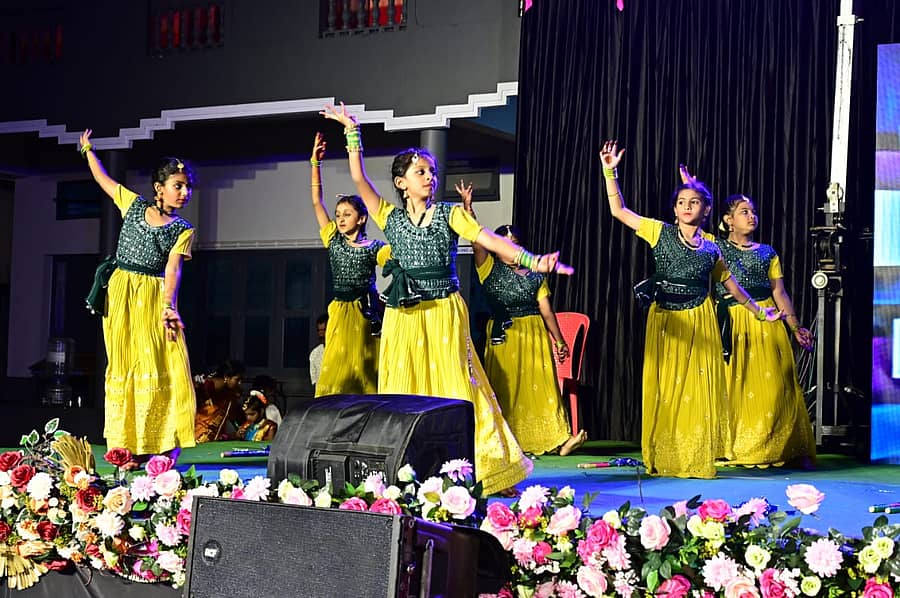 ಮಡಿಕೇರಿಯ ಎಎಲ್‌ಜಿ ಕ್ರೆಸೆಂಟ್ ಶಾಲೆಯಲ್ಲಿ ಈಚೆಗೆ ನಡೆದ 33ನೇ ವಾರ್ಷಿಕೋತ್ಸವದಲ್ಲಿ ವಿದ್ಯಾರ್ಥಿಗಳು ನೃತ್ಯ ಪ್ರದರ್ಶಿಸಿದರು