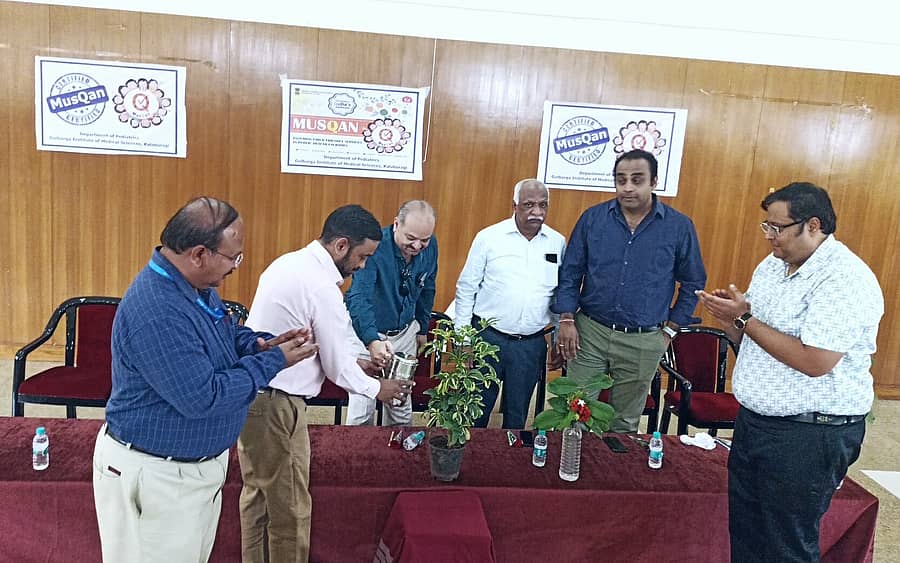 ಕಲಬುರಗಿಯ ಜಿಮ್ಸ್ ಆಸ್ಪತ್ರೆಯ ಎಸ್ಎನ್ಸಿಯು ಸಭಾಂಗಣದಲ್ಲಿ ಹಮ್ಮಿಕೊಂಡಿದ್ದ ಸನ್ಮಾನ ಕಾರ್ಯಕ್ರಮವನ್ನು ಜಿಮ್ಸ್ ನಿರ್ದೇಶಕ ಡಾ. ಉಮೇಶ್ ರೆಡ್ಡಿ ಉದ್ಘಾಟಿಸಿದರು