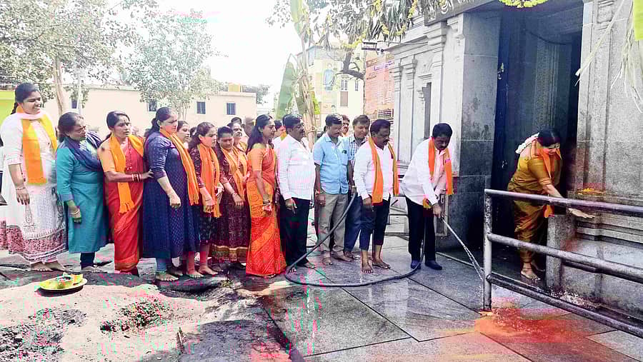 ಬಾಗಲಗುಂಟೆಯ ಮಾರಮ್ಮ ದೇವಸ್ಥಾನದ ಆವರಣವನ್ನು ಶಾಸಕ ಎಸ್. ಮುನಿರಾಜು ನೇತೃತ್ವದಲ್ಲಿ ಪಕ್ಷದ ಮುಖಂಡರು ಸ್ವಚ್ಛಗೊಳಿಸಿದರು.