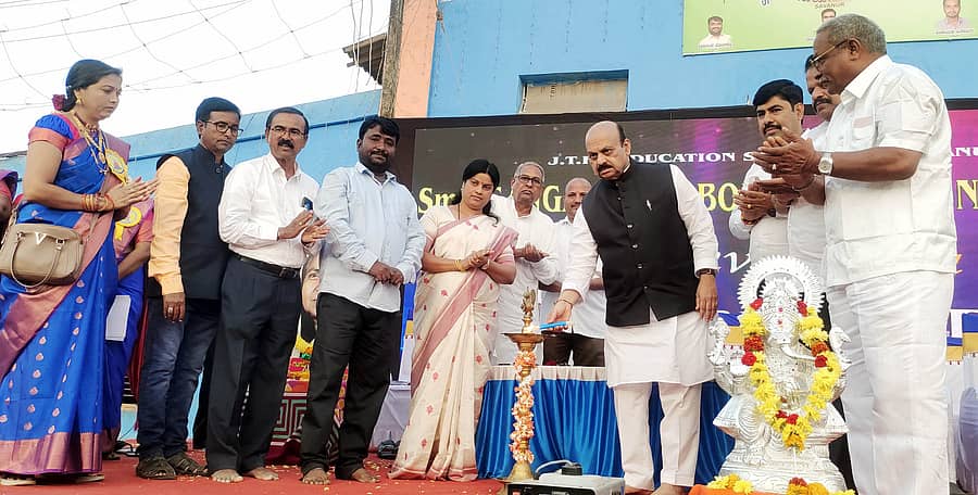 ಸವಣೂರು ಪಟ್ಟಣದ ಶ್ರೀಮತಿ ಗಂಗಮ್ಮ ಎಸ್. ಬೊಮ್ಮಾಯಿ ಕಾನ್ವೆಂಟ್ ಸ್ಕೂಲ್ 13ನೇ ವಾರ್ಷಿಕೋತ್ಸವ ಹಾಗೂ ಶ್ರೀಮತಿ ಗಂಗಮ್ಮ ಎಸ್. ಬೊಮ್ಮಾಯಿ ಅವರ ಜನ್ಮದಿನೋತ್ಸವ ಕಾರ್ಯಕ್ರಮವನ್ನು ಮಾಜಿ ಮುಖ್ಯಮಂತ್ರಿ ಬಸವರಾಜ ಬೊಮ್ಮಾಯಿ ಉದ್ಘಾಟಿಸಿದರು