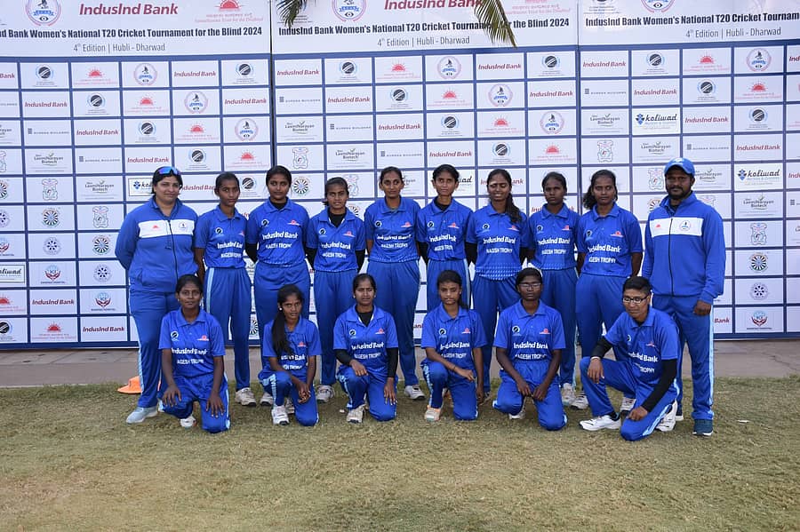 ಹುಬ್ಬಳ್ಳಿಯಲ್ಲಿ ಗುರುವಾರ ನಡೆದ ಅಂಧ ಮಹಿಳೆಯರ ರಾಷ್ಟ್ರೀಯ ಟಿ–20 ಕ್ರಿಕೆಟ್ ಟೂರ್ನಿಯ ಸೆಮಿಫೈನಲ್ ಪಂದ್ಯದಲ್ಲಿ ಜಯ ಗಳಿಸಿ, ಫೈನಲ್ಗೆ ಪ್ರವೇಶಿಸಿದ ಕರ್ನಾಟಕ ತಂಡ ಆಟಗಾರ್ತಿಯರು