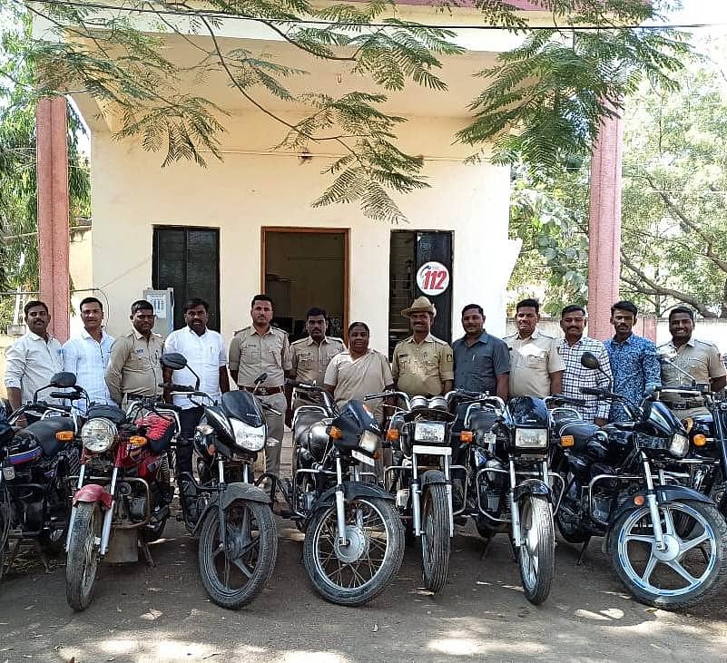 ದೇವರಹಿಪ್ಪರಗಿಯ ಪೊಲೀಸ್ ಸಿಬ್ಬಂದಿ ಬೈಕ್‌ ಕಳ್ಳರನ್ನು ಬಂಧಿಸಿ ಅವರಿಂದ 10 ಬೈಕ್‌ಗಳನ್ನು ವಶಪಡಿಸಿಕೊಂಡಿದ್ದಾರೆ