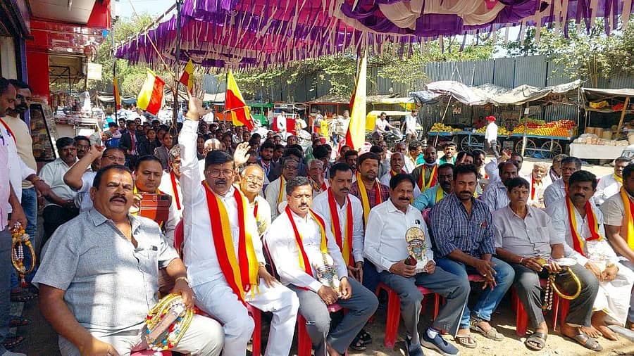 ಚನ್ನಪಟ್ಟಣದಲ್ಲಿ ಕಸ್ತೂರಿ ಕರ್ನಾಟಕ ಜನಪರ ವೇದಿಕೆ ವತಿಯಿಂದ ನಡೆಯುತ್ತಿರುವ ಕಾವೇರಿ ಹೋರಾಟದಲ್ಲಿ ಭಾಗವಹಿಸಿದ್ದವರು