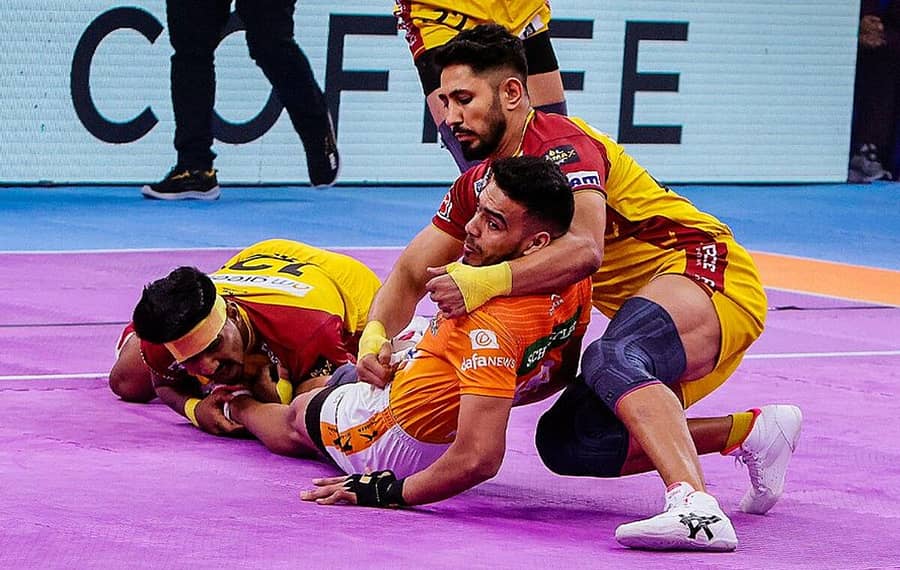 <div class="paragraphs"><p>ಪ್ರೊ ಕಬಡ್ಡಿ ಲೀಗ್ ಪಂದ್ಯದಲ್ಲಿ ಪುಣೇರಿ ಪಲ್ಟನ್ ಮತ್ತು ತೆಲುಗು ಟೈಟನ್ಸ್ ತಂಡಗಳ ನಡುವೆ ಹಣಾಹಣಿ</p></div>