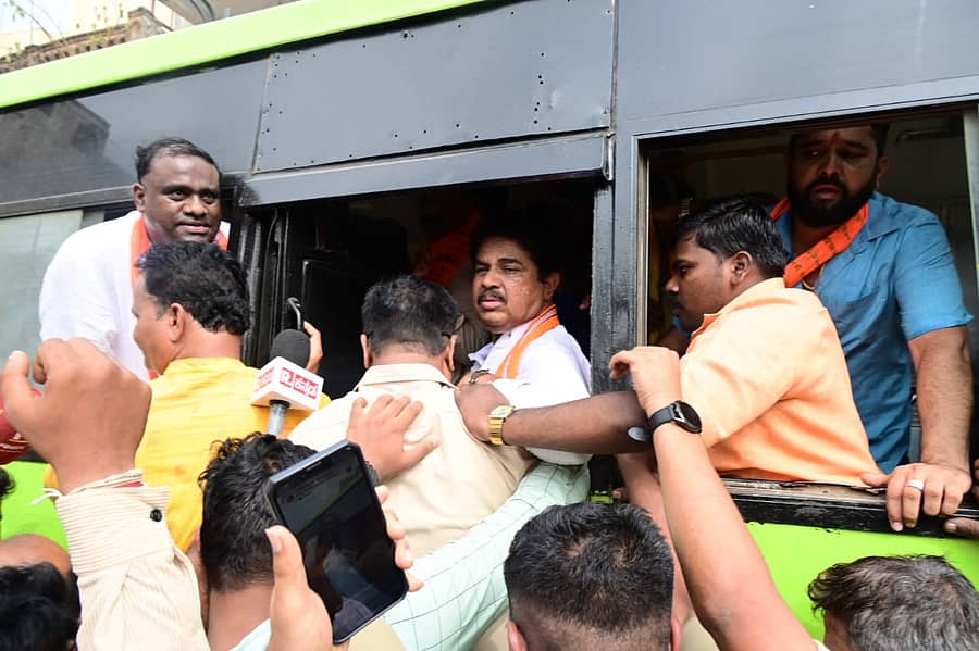 <div class="paragraphs"><p>ವಶಕ್ಕೆ ಮುಖಂಡರು</p></div>