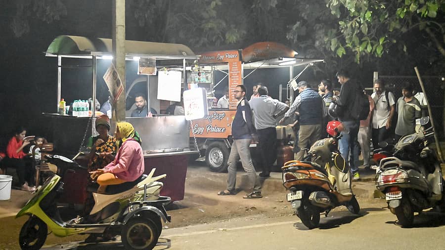 ಮೈಸೂರಿನ ಹಳೆ ಜಿಲ್ಲಾಧಿಕಾರಿ ಕಚೇರಿ ಸಮೀಪದ ಕೃಷ್ಣವಿಲಾಸ ರಸ್ತೆಯಲ್ಲಿರುವ ಫಾಸ್ಟ್ಫುಡ್ ಕೇಂದ್ರಗಳಿದ್ದು, ಪಾರ್ಕಿಂಗ್ ಸಮಸ್ಯೆ ಹಾಗೂ ಅಶುಚಿತ್ವ ಮನೆ ಮಾಡಿದೆ