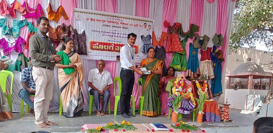 ಸಿರವಾರದಲ್ಲಿ ಧರ್ಮಸ್ಥಳ ಗ್ರಾಮಾಭಿವೃದ್ಧಿ ಯೋಜನೆಯ ಸಹಕಾರ ಜ್ಞಾನ ವಿಕಾಸ ಕೇಂದ್ರದಿಂದ ಹೊಲಿಗೆ ಯಂತ್ರ ತರಬೇತಿಯ ಸಮಾರೋಪ ಕಾರ್ಯಕ್ರಮದಲ್ಲಿ ತರಬೇತಿ ಪಡೆದವರಿಗೆ ಪ್ರಮಾಣ ಪತ್ರ ನೀಡಲಾಯಿತು