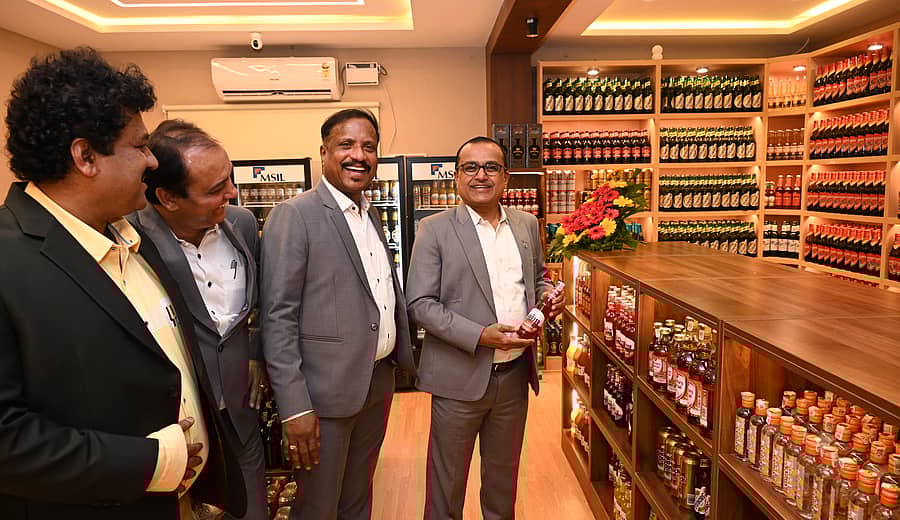 ಬಸವೇಶ್ವರ ನಗರದ ಕಾರ್ಡ್ ರಸ್ತೆಯಲ್ಲಿ ಸೋಮವಾರ ಆರಂಭವಾದ ಹೈಟೆಕ್ ಮದ್ಯ ಮಾರಾಟ ಮಳಿಗೆಯನ್ನು ಎಂಎಸ್ಐಎಲ್ ಪ್ರಧಾನ ವ್ಯವಸ್ಥಾಪಕ ರವಿ ಕುಮಾರ್, ನಿರ್ದೇಶಕ ಎ.ಎಂ. ಚಂದ್ರಪ್ಪ, ವ್ಯವಸ್ಥಾಪಕ ನಿರ್ದೇಶಕ ಮನೋಜ್ ಕುಮಾರ್ ವೀಕ್ಷಿಸಿದರು –ಪ್ರಜಾವಾಣಿ ಚಿತ್ರ.