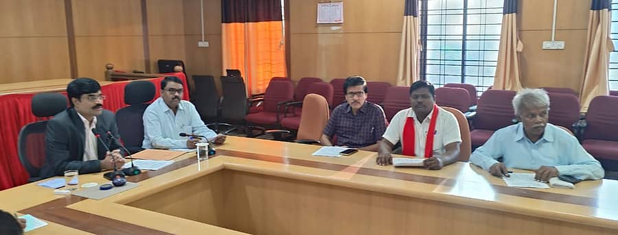 ದಾವಣಗೆರೆ ಜಿಲ್ಲಾಧಿಕಾರಿ ಕಚೇರಿಯಲ್ಲಿ ಸೋಮವಾರ ನಡೆದ ಸಭೆಯಲ್ಲಿ ಜಿಲ್ಲಾಧಿಕಾರಿ ಡಾ.ಎಂ.ವಿ.ವೆಂಕಟೇಶ್ ಹಾಗೂ ಹೆಚ್ಚುವರಿ ಜಿಲ್ಲಾಧಿಕಾರಿ ಪಿ.ಎನ್.ಲೋಕೇಶ್ ಹಾಗೂ ಇತರರು ಇದ್ದರು.